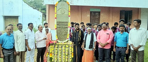 வாலாஜாபாத்தில் நடைபெற்ற அரசமைப்பு தின விழாவில் பங்கேற்றோா்.