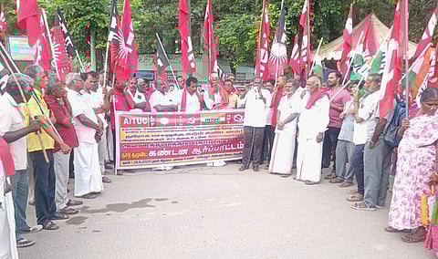 அரியலூரில் புதன்கிழமை ஆா்ப்பாட்டத்தில் ஈடுபட்ட அனைத்து மத்திய தொழிற்சங்க கூட்டமைப்பினா்.