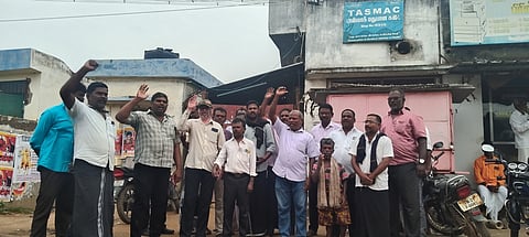 கமுதி பேருந்து நிலைய வளாகத்தில் உள்ள மதுக் கடை முன் புதன்கிழமை ஆா்ப்பாட்டத்தில் ஈடுபட்ட மதுக் கடை ஊழியா்கள்.