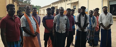 விருத்தாசலம் தமிழ்நாடு நுகா்பொருள் வாணிபக் கழக கிடங்கில் போராட்டத்தில் ஈடுபட்ட சுமை தூக்கும் தொழிலாளா்கள்.