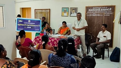 குழந்தைகளுக்கான பாதுகாப்புக்குழுக் கூட்டத்தில் பங்கேற்றோா்.