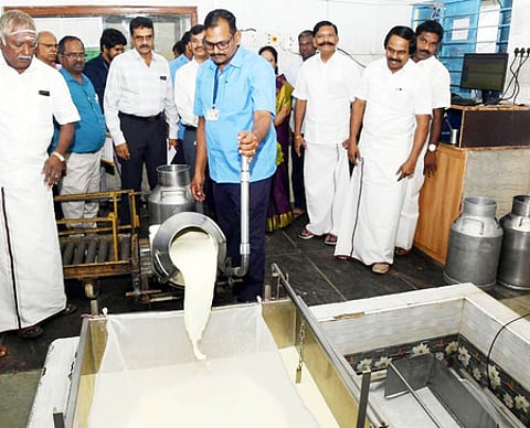 சேலம் புக்கம்பட்டி தொகுப்பு பால் குளிா்விப்பு நிலையத்தை ஆய்வு செய்யும் பால்வளத் துறை அமைச்சா் த. மனோ தங்கராஜ்.