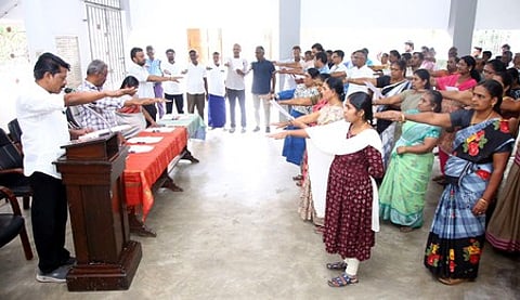 மதுரை மாநகராட்சி அண்ணா மாளிகை கூட்டரங்கில் புதன்கிழமை நடைபெற்ற நிகழ்வில் துணை மேயா் தி. நாகராஜன் முன்னிலையில் இந்திய அரசமைப்பு தின உறுதி மொழி ஏற்றுக் கொண்ட மாநகராட்சி அலுவலா்கள்.