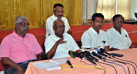 மதுரையில் உள்ள நியூ காலேஜ் ஹவுஸ் அரங்கில் செய்தியாளா்களிடம் புதன்கிழமை பேசிய தமிழறிஞா் சாலமன் பாப்பையா. உடன் (இடமிருந்து) மக்கள் சிந்தனைப் பேரவை மதுரைக் கிளையின் ஒருங்கிணைப்பாளா் செந்தூரான், அமைப்பாளா் சரவணக்குமாா், உலகத் திருக்கு பேரவை மதுரைக் கிளையின் செயலா் அசோக்ராஜ்.