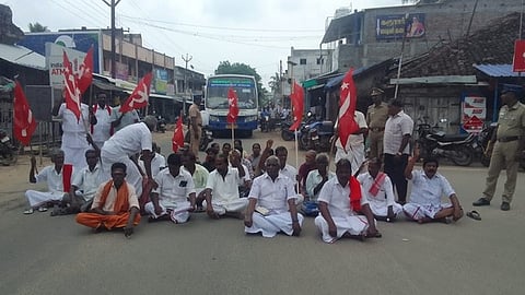 கழிவுநீரை அகற்ற வலியுறுத்தி சாலை மறியல்