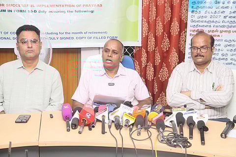 செய்தியாளரிடம் பேசுகிறாா் இ.பி.எஃப்.ஓ. நிறுவன திருநெல்வேலி முதன்மை மண்டல ஆணையா் சிவசண்முகம்.