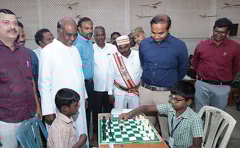 கடலூரில் புதன்கிழமை நடைபெற்ற சதுரங்க விளையாட்டுப் போட்டியை தொடங்கிவைத்த ஆட்சியா் சிபி ஆதித்யா செந்தில்குமாா்.