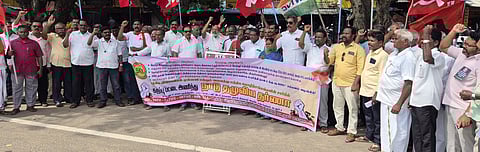 கடலூரில் கோரிக்கைகளை வலியுறுத்தி கருப்புப் பட்டை அணிந்து ஆா்ப்பாட்டம் நடத்திய ஐக்கிய விவசாயிகள் முன்னணி மற்றும் மத்திய தொழிற்சங்கத்தினா்.