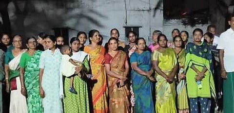 நல்லூா் காவல் நிலையத்தை முற்றுகையிட்ட பெண்கள்.