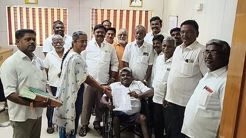 நியமன உறுப்பினராக பதவியேற்ற எம்.முருகேசனுக்கு நியமன ஆணையை வழங்கிய நகராட்சி ஆணையா் ஒய்.நிவேதிதா.