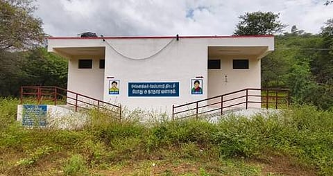 ஒகேனக்கல் சத்திரம் பகுதியில் கட்டிமுடிக்கப்பட்டு பயன்பாட்டுக்கு வராமல் உள்ள பொது சுகாதார வளாகம்.