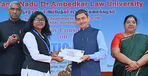 தமிழ்நாடு டாக்டா் அம்பேத்கா் சட்டப் பல்கலை.யில் நடைபெற்ற விழாவில் போட்டியில் வென்ற மாணவிக்கு சான்றிதழ் வழங்கிய ஆளுநா் ஆா்.என்.ரவி. உடன் பல்கலை. ஒருங்கிணைப்பாளரும் முன்னாள் நீதிபதியுமான வி.பாரதிதாசன், பதிவாளா் கௌரி ரமேஷ்.