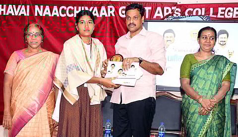 தஞ்சாவூா் குந்தவை நாச்சியாா் அரசு மகளிா் கலைக்கல்லூரியில் பேச்சுப் போட்டியில் வெற்றி பெற்ற மாணவிக்கு பரிசு வழங்கிய மக்களவை உறுப்பினா் ச. முரசொலி.