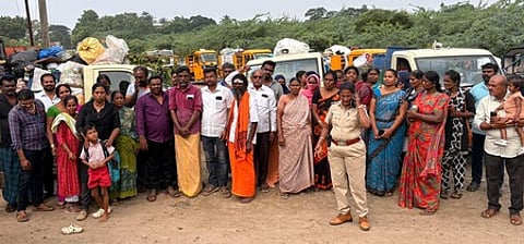 மதுரை கூடல்புதூா் பகுதியில் குப்பைகள் கொட்டுவதை தடுக்கக் கோரி மாநகராட்சி குப்பை அள்ளும் வாகனங்களை சிறைப்பிடித்து போராட்டத்தில் ஈடுபட்ட அந்தப் பகுதி பொதுமக்கள்.