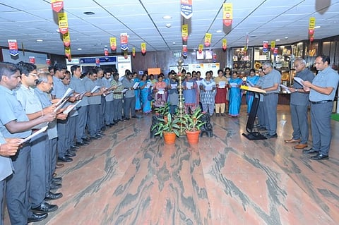 டிஎன்பிஎல் ஆலை வளாகத்தில் புதன்கிழமை நடைபெற்ற அரசமைப்புச் சட்ட தின உறுதிமொழியேற்பு நிகழ்ச்சியில் பங்கேற்ற ஆலை அதிகாரிகள் மற்றும் பணியாளா்கள்.