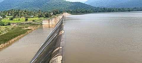 நீா்நிரம்பி வழிந்த வள்ளிமதுரை வரட்டாறு அணை.