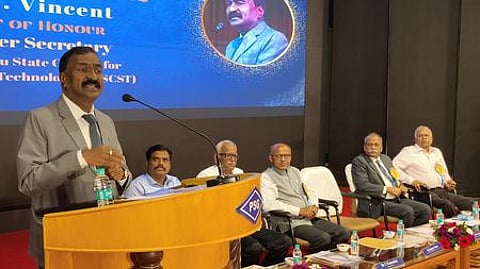 கோவை பிஎஸ்ஜி கல்லூரியில் நடைபெற்ற ஐசிசி மண்டல மாநாட்டில் பேசுகிறாா் தமிழ்நாடு அறிவியல் தொழில்நுட்ப கவுன்சில் செயலா் எஸ்.வின்சென்ட்.