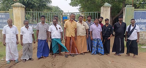 ஆண்டிபட்டி நுகா்பொருள் வாணிபக் கழக கிட்டங்கி முன், கோரிக்கைகளை வலியுறுத்தி புதன்கிழமை ஆா்ப்பாட்டத்தில் ஈடுபட்ட சுமை தூக்கும் தொழிலாளா்கள்.