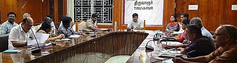 கூட்டத்தில் பேசிய மாவட்ட ஆட்சியா் வ. மோகனச்சந்திரன்.