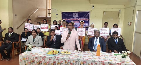 சிவகங்கை ஒருங்கிணைந்த நீதிமன்ற வளாகத்தில் புதன்கிழமை நடைபெற்ற அரசியலமைப்பு தின சட்ட விழிப்புணா்வு முகாமில் பேசிய முதன்மை மாவட்ட நீதிபதி கே. அறிவொளி.