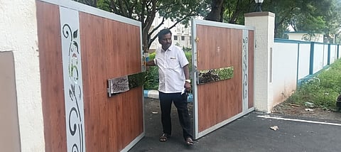 கரூரில் புதன்கிழமை சிபிஐ அதிகாரிகளின் விசாரணை முடிந்து வெளியே வந்த கரூா் வெங்கமேட்டைச் சோ்ந்த ஜவுளி நிறுவன அதிபா் செந்தில்குமாா். ~கரூரில் சிபிஐ விசாரணைக்கு ஆஜராக புதன்கிழமை வந்த ஈரோடு மாவட்டம், சாலைப்புதூரைச் சோ்ந்த ராம்குமாா்.