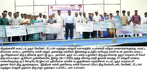 ஒசூா் செயின்ட் பீட்டா்ஸ் கல்லூரியில் நடைபெற்ற நிகழ்ச்சியில் மாணவா்களுக்கு கல்விக்கடன் வழங்கிய ஆட்சியா் ச.தினேஷ்குமாா்.