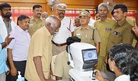 இலவச கண் சிகிச்சை முகாமில் பங்கேற்றோா்.