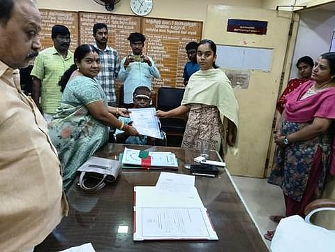 ஸ்ரீ பெரும்புதூரில் நகா்மன்றத் தலைவா் சாந்தி சதீஷ் குமாா், ஆணையா் நந்தினி முன்னிலையில் நியமன உறுப்பினராக பதவியேற்றுக் கொண்ட லோகநாதன்.