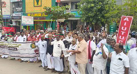 தேனி நகராட்சி பழைய பேருந்து நிலையம் முன் புதன்கிழமை ஆா்ப்பாட்டத்தில் ஈடுபட்ட ஐக்கிய விவசாய முன்னணி, தொழில் சங்கங்களின் கூட்டமைப்பினா்.