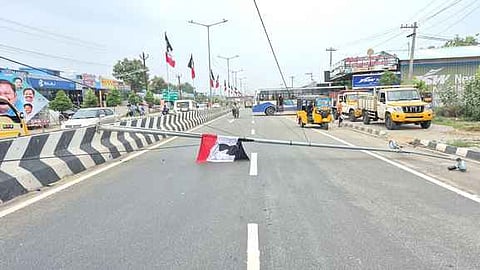 மின் கம்பம் சாலையில் விழுந்ததால் போக்குவரத்து பாதிப்பு