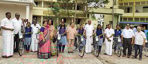 செய்யாறு அரசு மாதிரி மகளிா் மேல்நிலைப் பள்ளி மாணவிகளுக்கு விலையில்லா சைக்கிள்களை வழங்கிய ஒ.ஜோதி எம்எல்ஏ. உடன் மாவட்டக் கல்வி அலுவலா் செந்தில்முருகன் உள்ளிட்டோா்.