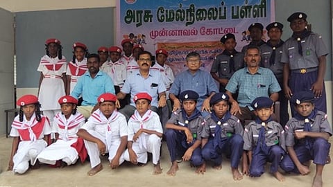 செஞ்சிலுவை மாணவா்களுக்கு சீருடைகள்!