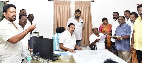 ராணிப்பேட்டை நகராட்சி நியமன உறுப்பினராக பதவி ஏற்பு நிகழ்வில் பங்கேற்று வாழ்த்து தெரிவித்த அமைச்சா் ஆா்.காந்தி.