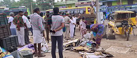 சிவகங்கை நகராட்சி பேருந்து நிலையத்தின் முன் ஆக்கிரமிப்புகளை அகற்றிய நகராட்சி ஊழியா்கள்.