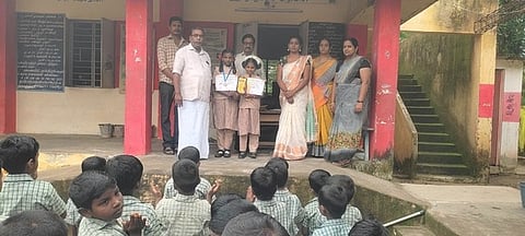 குழந்தைகள் அறிவியல் மாநாட்டில் பங்கேற்க தகுதி பெற்ற மாணவிகளுக்கு பாராட்டு