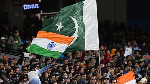 இந்தியாவுக்கும் பாகிஸ்தானுக்கும் போட்டி என்றால் தேசியக் கொடியை வேறு தூக்கிக் கொண்டு போய்விடுகிறார்கள்! இரண்டு நாட்டுக்கும் போரா நடக்கிறது?