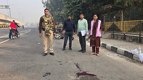 துவாரகாவில் ஹிமான்ஷு பாவ் கும்பலுடன் என்கவுண்டா் நடந்த இடத்தை வியாழக்கிழமை ஆய்வு செய்த போலீஸாா்.