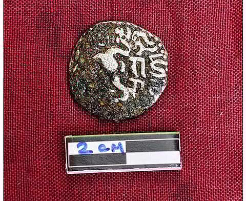 நாணயத்தின் பின் பக்கம். ~நாணயத்தின் முன் பக்கம்.