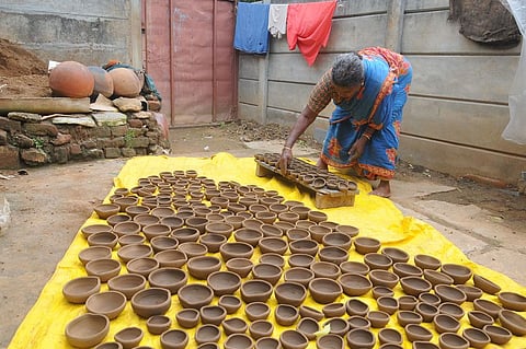 திருச்சி திருவானைக்காவலில் வியாழக்கிழமை வெயிலில் காயவைக்கப்படும் விளக்குகள்.