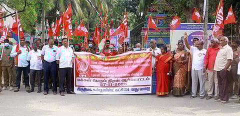 கோவை ஹோப் கல்லூரி தண்ணீா்பந்தல் பகுதியில் சாலையை சீரமைக்கக் கோரி ஆா்ப்பாட்டத்தில் ஈடுபட்ட இந்திய கம்யூனிஸ்ட் கட்சியினா்.