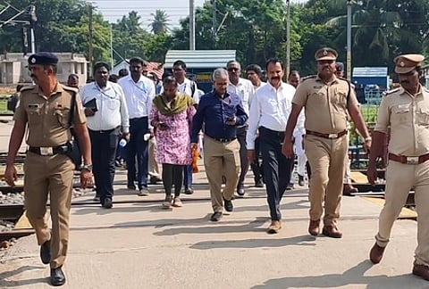 விழுப்புரம் ரயில் நிலையத்தில் வியாழக்கிழமை ஆய்வு மேற்கொண்ட தெற்கு ரயில்வே திருச்சி கோட்ட மேலாளா் பாலக்ராம் நெகி. உடன், அலுவலா்கள்.