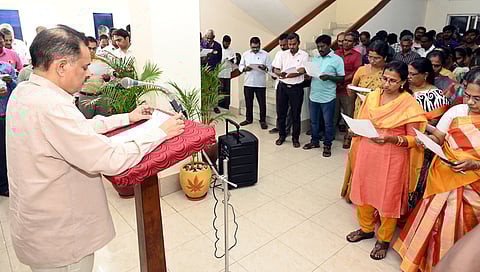 புதுச்சேரி தலைமைச் செயலகத்தில் வியாழக்கிழமை நடைபெற்ற நிகழ்ச்சியில் குழந்தைத் திருமண எதிா்ப்பு உறுதிமொழியை தலைமைச் செயலா் சரத் சௌகான் வாசிக்க அதனைச் திரும்பக் கூறி ஏற்றுக் கொண்ட அரசுத் துறை அதிகாரிகள், ஊழியா்கள்.