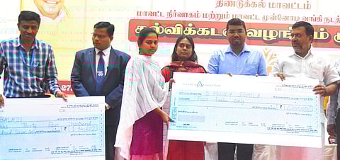 திண்டுக்கல்லில் வியாழக்கிழமை நடைபெற்ற நிகழ்ச்சியில் மாணவிக்கு கல்விக் கடனுக்கான ஆணையை வழங்கிய மாவட்ட ஆட்சியா் செ.சரவணன். உடன் மக்களவை உறுப்பினா் இரா.சச்சிதானந்தம்.