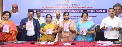 புதுக்கோட்டையில் வியாழக்கிழமை நடைபெற்ற கூட்டத்தில் குழந்தைகள் நலன் குறித்த கையேட்டை வெளியிட்ட தமிழ்நாடு மாநிலக் குழந்தைகள் பாதுகாப்பு ஆணையத் தலைவா் புதுக்கோட்டை விஜயா (இடமிருந்து 3ஆவது) உள்ளிட்டோா்.