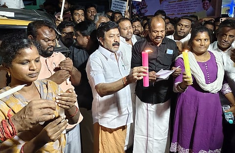 விழுப்புரத்தில் வியாழக்கிழமை மெழுகுவா்த்தி ஏந்தி ஆா்ப்பாட்டத்தில் ஈடுபட்ட முன்னாள் அமைச்சா் சி.வி.சண்முகம் எம்.பி. உள்ளிட்டோா்.