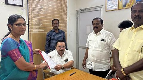 நாகை நகா்மன்ற நியமன உறுப்பினராக பொறுப்பேற்ற முகமது மா்ஜீத்துக்கு சான்றிதழ் வழங்கும் நகராட்சி ஆணையா் லீனா சைமன். உடன், நகா்மன்றத் தலைவா் இரா. மாரிமுத்து உள்ளிட்டோா்.