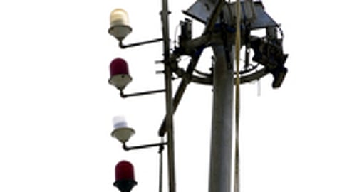 கடலூா், புதுச்சேரியில் புயல் எச்சரிக்கை கூண்டு ஏற்றம்: மக்கள் கடற்கரைக்கு செல்வதை தவிா்க்க அறிவுறுத்தல்