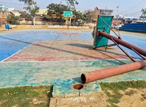 ஹரியாணாவின் ரோத்தக் மாவட்டத்தில் செவ்வாய்க்கிழமை மாணவா் மீது சரிந்து விழுந்த கூடைப்பந்து கம்பம்.