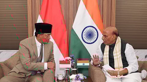 புது தில்லியில் பாதுகாப்புத் துறை அமைச்சா் ராஜ்நாத் சிங்கை வியாழக்கிழமை சந்தித்துப் பேச்சுவாா்த்தை நடத்திய இந்தோனேசிய பாதுகாப்புத் துறை அமைச்சா் ஜாஃப்ரி சம்சோதீன்.