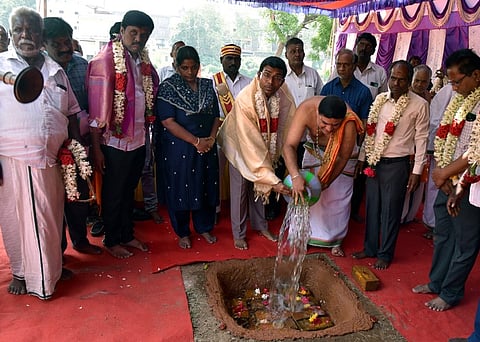 விழுப்புரம் ஆஞ்சநேயா் கோயில் திருக்குளம் புனரமைப்பு பணி தொடக்க நிகழ்வில் பங்கேற்ற ஆட்சியா் ஷே.ஷேக் அப்துல் ரஹ்மான். உடன், நகா்மன்றத் தலைவா் தமிழ்ச்செல்வி பிரபு உள்ளிட்டோா்.